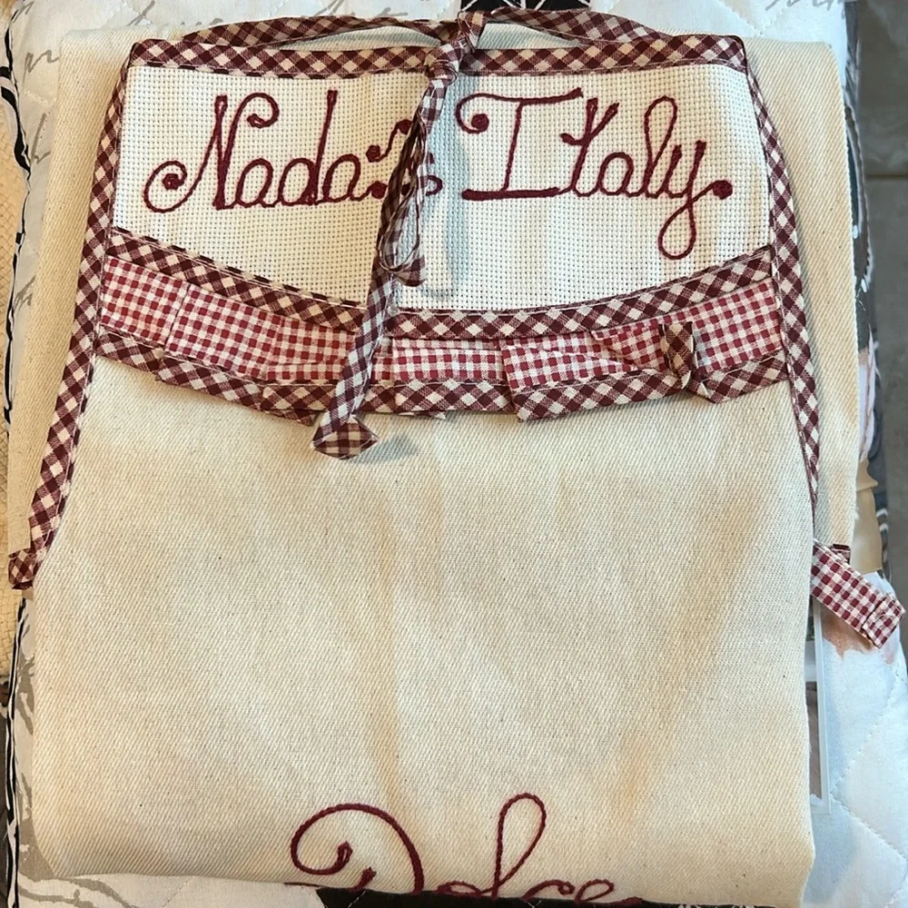 Ricami Veronica Italy Apron Dolce e Piccante Embroidered.  NEW